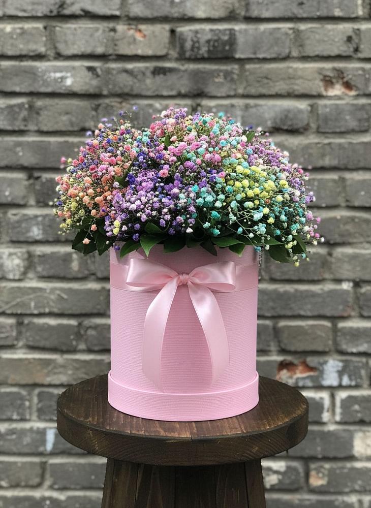 Цветочная композиция из Гипсофила и Розы в шляпной коробке в Новая Заимка