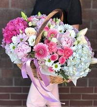 Цветочная композиция из Розы, Хризантемы, Пионы и Лизиантусы в корзине в Новая Заимка