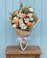 Букет цветов из:  Альстромерии, Лизиантусы, Розы и Хризантемы в Новая Заимка