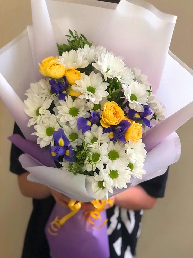Букет цветов из: Ирисы, Хризантемы и Розы в Новая Заимка