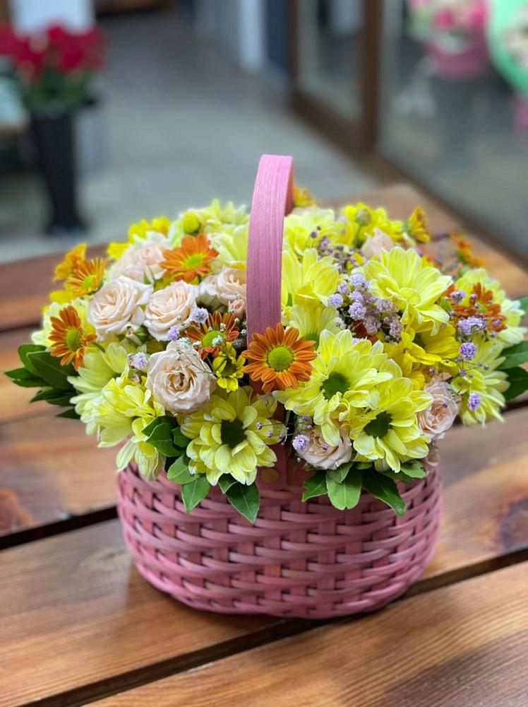 Цветочная композиция из Хризантемы и Розы в корзине в Новая Заимка