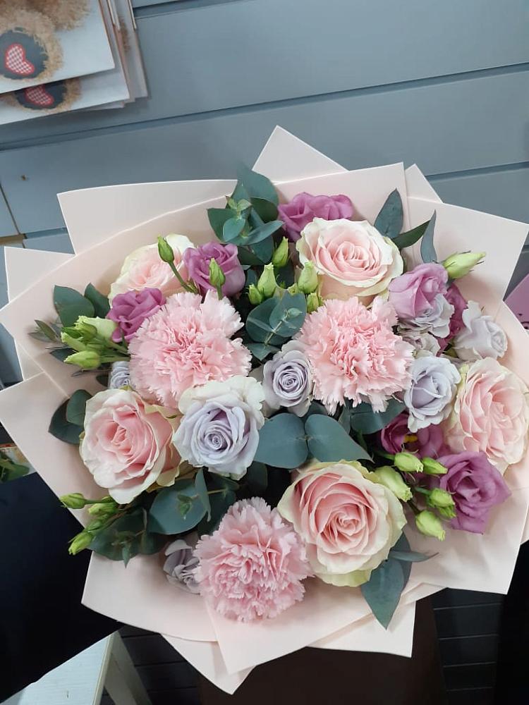 Букет цветов из: Розы, Гвоздики и Лизиантусы в Новая Заимка